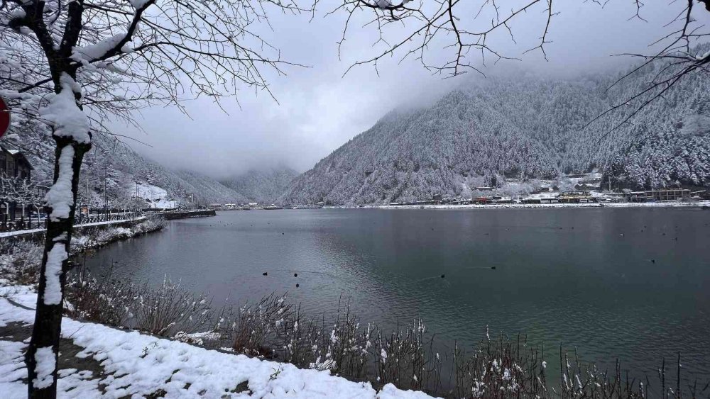 TÜRKİYE'NİN EN ÖNEMLİ TURİZM MERKEZLERİ ARASINDA YER ALAN TRABZON'UN ÇAYKARA İLÇESİ SINIRLARI İÇİNDEKİ UZUNGÖL, KAR YAĞIŞI İLE BEYAZ GELİNLİĞİNİ GİYDİ
