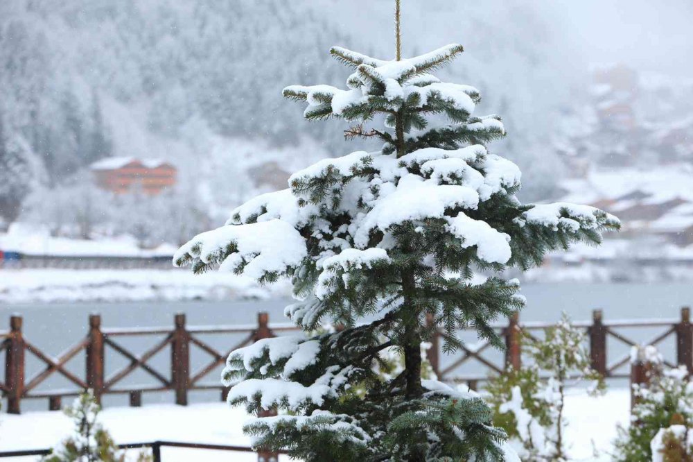 TÜRKİYE'NİN EN ÖNEMLİ TURİZM MERKEZLERİ ARASINDA YER ALAN TRABZON'UN ÇAYKARA İLÇESİ SINIRLARI İÇİNDEKİ UZUNGÖL, KAR YAĞIŞI İLE BEYAZ GELİNLİĞİNİ GİYDİ