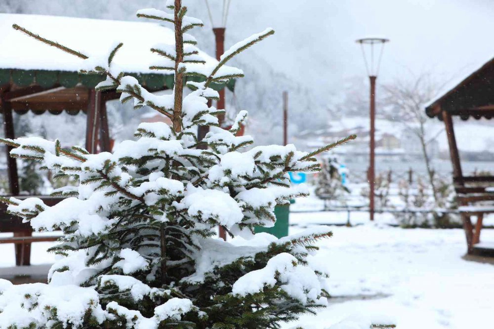 TÜRKİYE'NİN EN ÖNEMLİ TURİZM MERKEZLERİ ARASINDA YER ALAN TRABZON'UN ÇAYKARA İLÇESİ SINIRLARI İÇİNDEKİ UZUNGÖL, KAR YAĞIŞI İLE BEYAZ GELİNLİĞİNİ GİYDİ