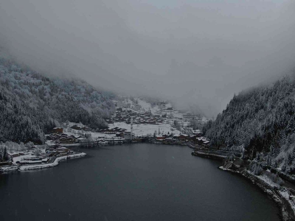 TÜRKİYE'NİN EN ÖNEMLİ TURİZM MERKEZLERİ ARASINDA YER ALAN TRABZON'UN ÇAYKARA İLÇESİ SINIRLARI İÇİNDEKİ UZUNGÖL, KAR YAĞIŞI İLE BEYAZ GELİNLİĞİNİ GİYDİ