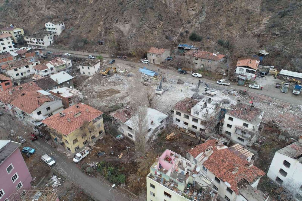 ARTVİN'DE YUSUFELİ BARAJININ SU TUTMAYA BAŞLAMASININ ARDINDAN İLÇEDE TAŞINMA İŞLEMLERİ HIZLA DEVAM EDERKEN, BİR YANDAN DA KAMU KURUMLARINA AİT BİNALARIN YIKIMLARI DEVAM EDİYOR