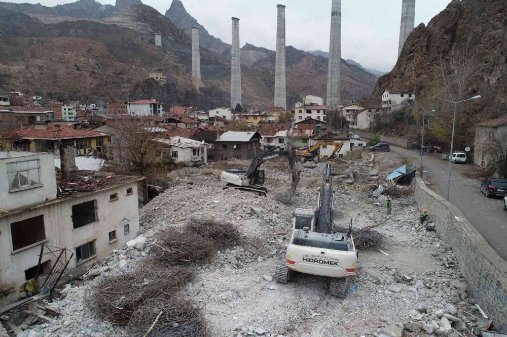 ARTVİN'DE YUSUFELİ BARAJININ SU TUTMAYA BAŞLAMASININ ARDINDAN İLÇEDE TAŞINMA İŞLEMLERİ HIZLA DEVAM EDERKEN, BİR YANDAN DA KAMU KURUMLARINA AİT BİNALARIN YIKIMLARI DEVAM EDİYOR