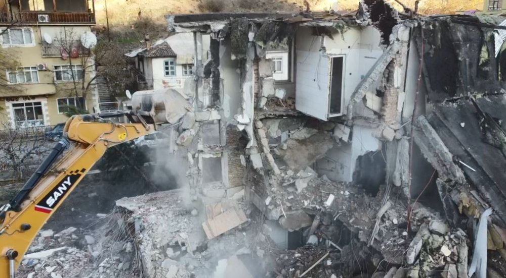 ARTVİN'DE YUSUFELİ BARAJININ SU TUTMAYA BAŞLAMASININ ARDINDAN İLÇEDE TAŞINMA İŞLEMLERİ HIZLA DEVAM EDERKEN, BİR YANDAN DA KAMU KURUMLARINA AİT BİNALARIN YIKIMLARI DEVAM EDİYOR