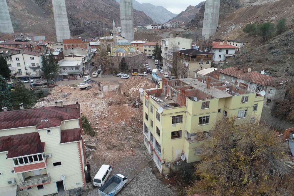 ARTVİN'DE YUSUFELİ BARAJININ SU TUTMAYA BAŞLAMASININ ARDINDAN İLÇEDE TAŞINMA İŞLEMLERİ HIZLA DEVAM EDERKEN, BİR YANDAN DA KAMU KURUMLARINA AİT BİNALARIN YIKIMLARI DEVAM EDİYOR