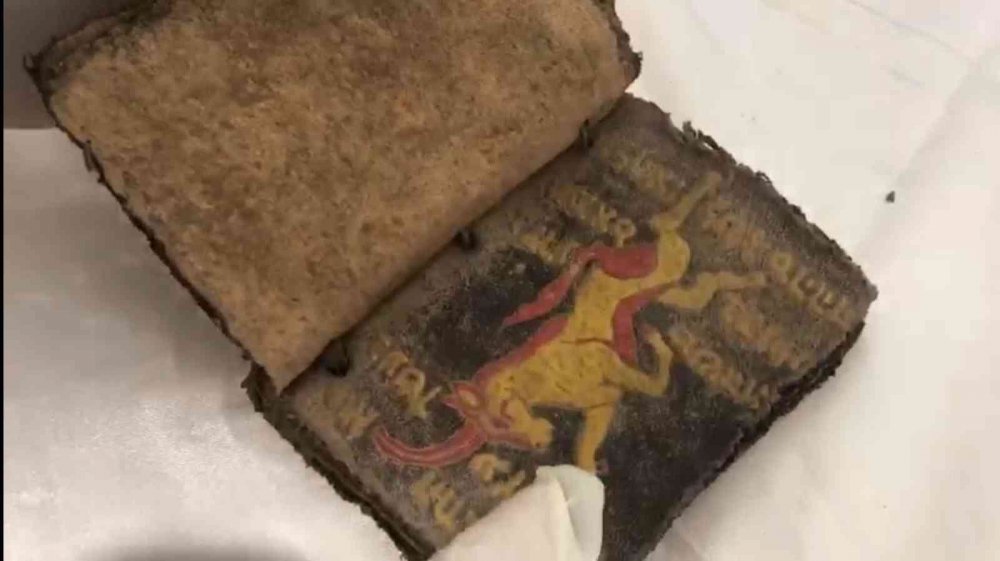 GİRESUN'UN BULANCAK İLÇESİNDE 1,5 MİLYON DOLARA SATILMAYA ÇALIŞILIRKEN ELE GEÇİRİLEN CEP KİTABI BÜYÜKLÜĞÜNDEKİ 700 YILLIK CEYLAN DERİSİ ÜZERİNE YAZILMIŞ ALTIN VARAKLI TEVRAT'IN TÜRKİYE'YE SURİYE'DEN GETİRİLDİĞİ BELİRLENDİ