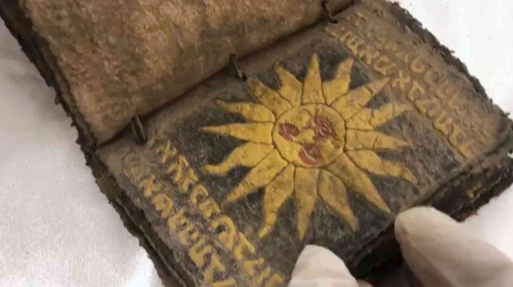GİRESUN'UN BULANCAK İLÇESİNDE 1,5 MİLYON DOLARA SATILMAYA ÇALIŞILIRKEN ELE GEÇİRİLEN CEP KİTABI BÜYÜKLÜĞÜNDEKİ 700 YILLIK CEYLAN DERİSİ ÜZERİNE YAZILMIŞ ALTIN VARAKLI TEVRAT'IN TÜRKİYE'YE SURİYE'DEN GETİRİLDİĞİ BELİRLENDİ