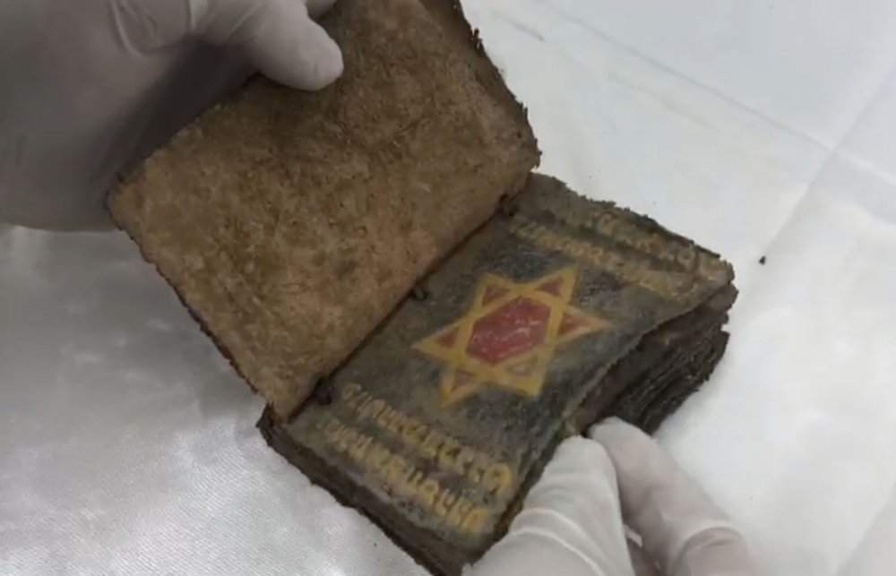 GİRESUN'UN BULANCAK İLÇESİNDE 1,5 MİLYON DOLARA SATILMAYA ÇALIŞILIRKEN ELE GEÇİRİLEN CEP KİTABI BÜYÜKLÜĞÜNDEKİ 700 YILLIK CEYLAN DERİSİ ÜZERİNE YAZILMIŞ ALTIN VARAKLI TEVRAT'IN TÜRKİYE'YE SURİYE'DEN GETİRİLDİĞİ BELİRLENDİ