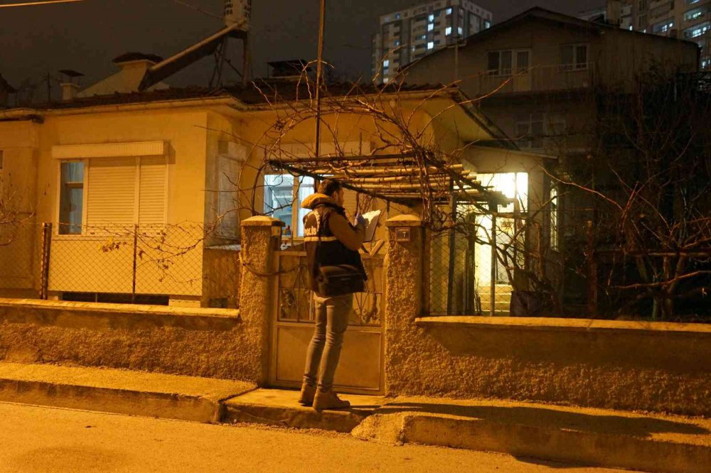 KASTAMONU'DA YAŞLI ÇİFT, TANIMADIKLARI ŞAHIS TARAFINDAN DOLANDIRILDI. ADLARININ HIRSIZLIK SORUŞTURMASINDA GEÇTİĞİ BAHANESİYLE YAŞLI ÇİFTİN 700 BİN LİRA DEĞERİNDEKİ ZİYNET EŞYASINI, DOLAR VE AVROSUNU ÇALARAK KAYIPLARA KARIŞTI