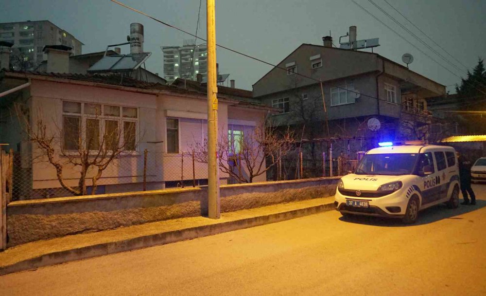 KASTAMONU'DA YAŞLI ÇİFT, TANIMADIKLARI ŞAHIS TARAFINDAN DOLANDIRILDI. ADLARININ HIRSIZLIK SORUŞTURMASINDA GEÇTİĞİ BAHANESİYLE YAŞLI ÇİFTİN 700 BİN LİRA DEĞERİNDEKİ ZİYNET EŞYASINI, DOLAR VE AVROSUNU ÇALARAK KAYIPLARA KARIŞTI