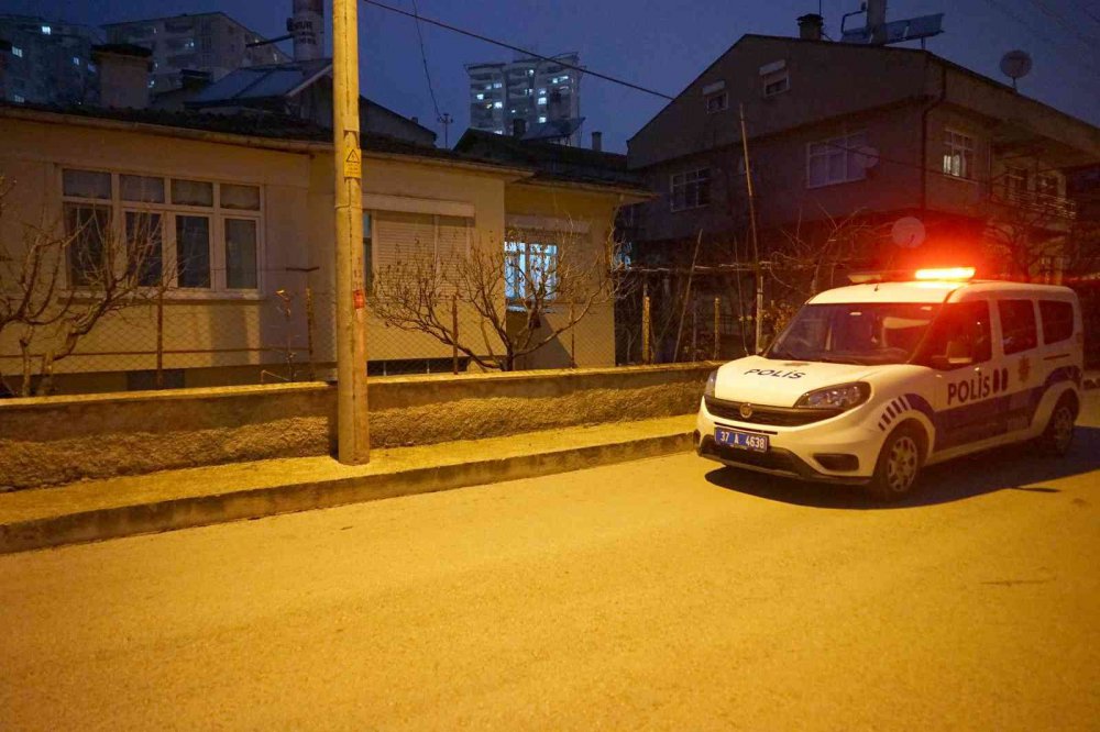 KASTAMONU'DA YAŞLI ÇİFT, TANIMADIKLARI ŞAHIS TARAFINDAN DOLANDIRILDI. ADLARININ HIRSIZLIK SORUŞTURMASINDA GEÇTİĞİ BAHANESİYLE YAŞLI ÇİFTİN 700 BİN LİRA DEĞERİNDEKİ ZİYNET EŞYASINI, DOLAR VE AVROSUNU ÇALARAK KAYIPLARA KARIŞTI
