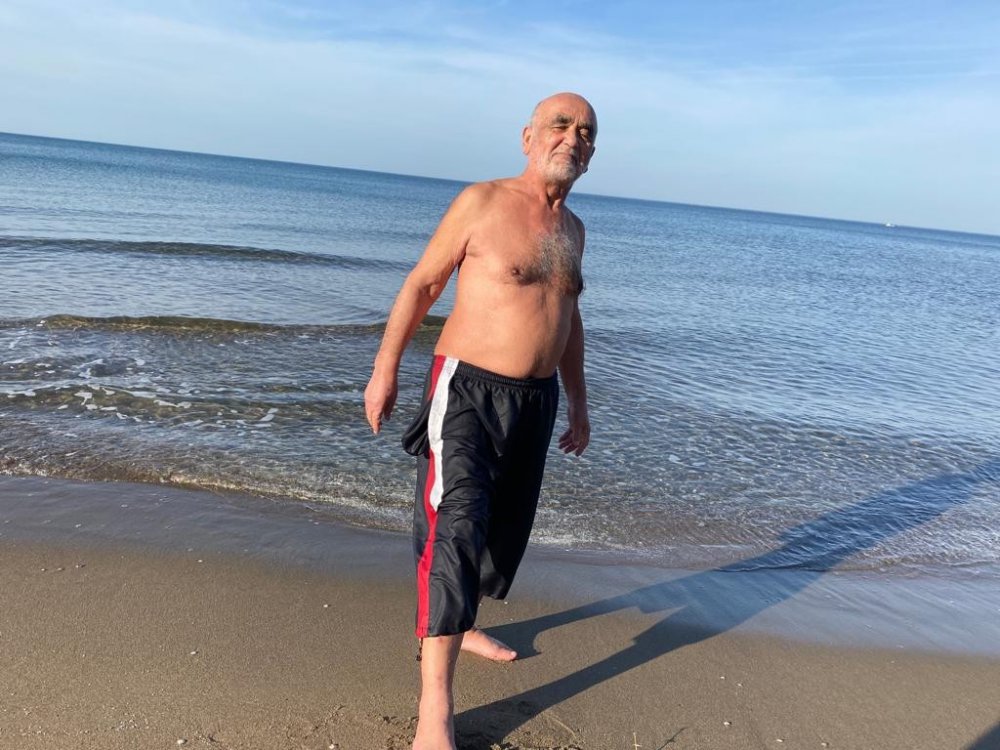 BARTIN'DA YAŞAYAN 74 YAŞINDAKİ AKİF KURT, KIŞ ORTASINDA DENİZE GİRDİ. SAĞLIĞINI SPORA VE DENİZ SEVGİSİNE BORÇLU OLDUĞUNU SÖYLEYEN YAŞLI ADAM YAŞITLARINA DA HER MEVSİMDE DENİZE GİRMELERİ TAVSİYESİNDE BULUNDU
