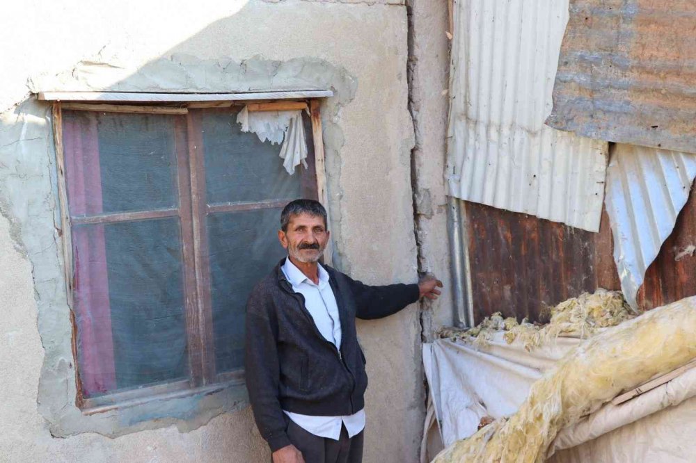 ERZURUM'UN ŞENKAYA İLÇESİNE BAĞLI SARIYAR MAHALLESİNDE HEYELAN SONRASI OLUŞAN OBRUKLAR MAHALLE SAKİNLERİNİ TEDİRGİN EDİYOR