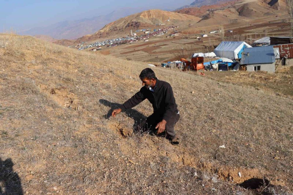 ERZURUM'UN ŞENKAYA İLÇESİNE BAĞLI SARIYAR MAHALLESİNDE HEYELAN SONRASI OLUŞAN OBRUKLAR MAHALLE SAKİNLERİNİ TEDİRGİN EDİYOR
