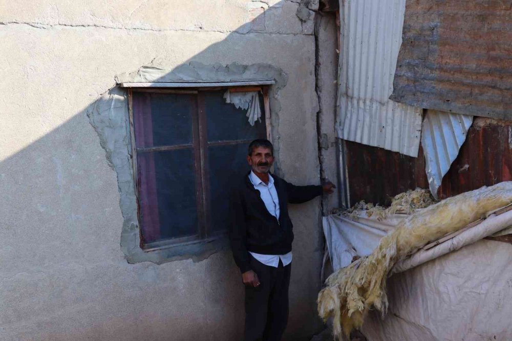 ERZURUM'UN ŞENKAYA İLÇESİNE BAĞLI SARIYAR MAHALLESİNDE HEYELAN SONRASI OLUŞAN OBRUKLAR MAHALLE SAKİNLERİNİ TEDİRGİN EDİYOR