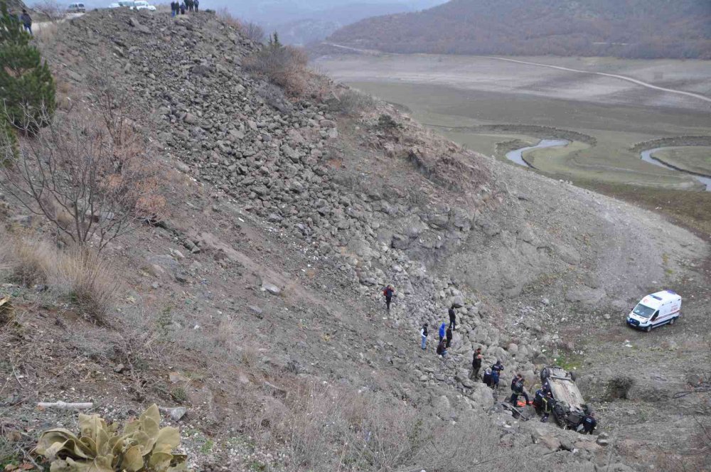 TOKAT'TA GECE MEYDANA GELEN KAZA SABAH SAATLERİNDE FARK EDİLDİ. KAZADA, VİRAJI ALAMAYARAK BARAJ YATAĞINA YUVARLANAN OTOMOBİLDE BULUNAN 1 KİŞİ HAYATINI KAYBETTİ