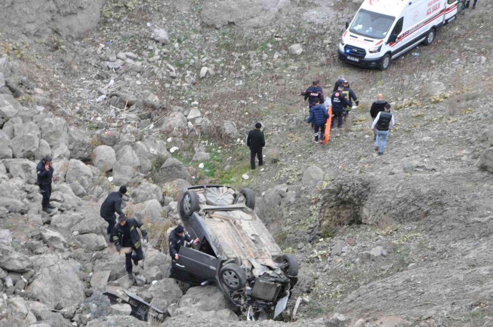 TOKAT'TA GECE MEYDANA GELEN KAZA SABAH SAATLERİNDE FARK EDİLDİ. KAZADA, VİRAJI ALAMAYARAK BARAJ YATAĞINA YUVARLANAN OTOMOBİLDE BULUNAN 1 KİŞİ HAYATINI KAYBETTİ