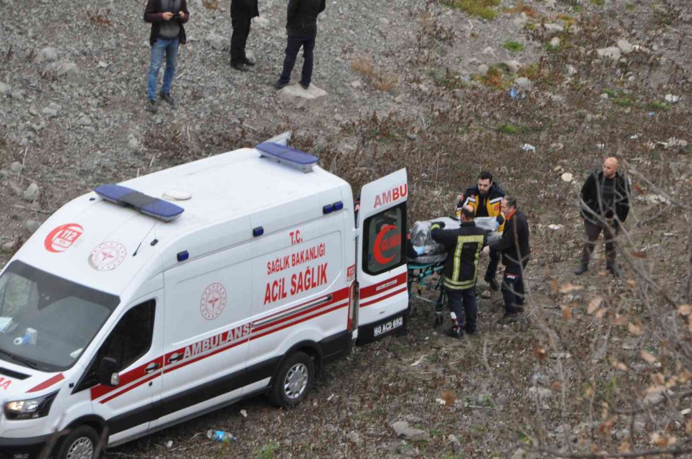 TOKAT'TA GECE MEYDANA GELEN KAZA SABAH SAATLERİNDE FARK EDİLDİ. KAZADA, VİRAJI ALAMAYARAK BARAJ YATAĞINA YUVARLANAN OTOMOBİLDE BULUNAN 1 KİŞİ HAYATINI KAYBETTİ