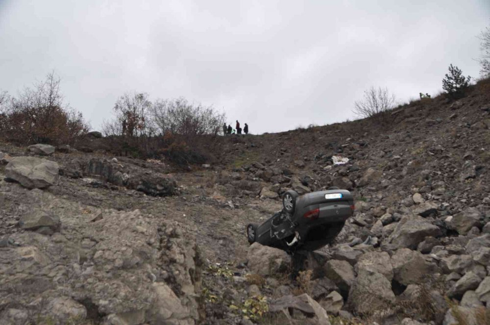 TOKAT'TA GECE MEYDANA GELEN KAZA SABAH SAATLERİNDE FARK EDİLDİ. KAZADA, VİRAJI ALAMAYARAK BARAJ YATAĞINA YUVARLANAN OTOMOBİLDE BULUNAN 1 KİŞİ HAYATINI KAYBETTİ