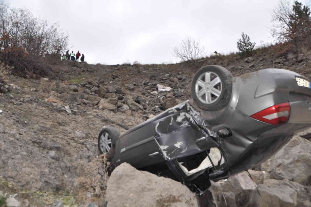 TOKAT'TA GECE MEYDANA GELEN KAZA SABAH SAATLERİNDE FARK EDİLDİ. KAZADA, VİRAJI ALAMAYARAK BARAJ YATAĞINA YUVARLANAN OTOMOBİLDE BULUNAN 1 KİŞİ HAYATINI KAYBETTİ