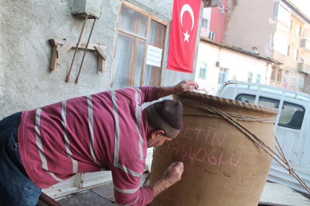 BAYBURT’UN SON TANDIR USTASI YAPTIĞI TANDIRLARI YURDUN BİRÇOK İLİNE GÖNDERİYOR. BAYBURT'UN SON TANDIR USTASI OLAN RECAİ PURUTOĞLU'NUN ELİNDE ŞEKİLLENEN TANDIRLAR, FARKLI İLLERE GÖNDERİLMEK ÜZERE HAZIR HALE GETİRİLİYOR