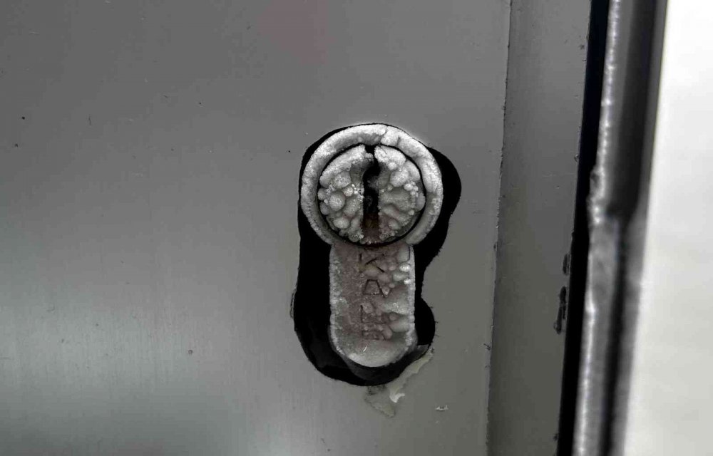 HAVA SICAKLIĞININ EKSİ 7'YE DÜŞTÜĞÜ ERZURUM'DA SOĞUK HAVA NEDENİYLE ARAÇ CAMLARI, CADDELER VE AĞAÇLAR, KIRAĞI İLE BUZ TUTTU