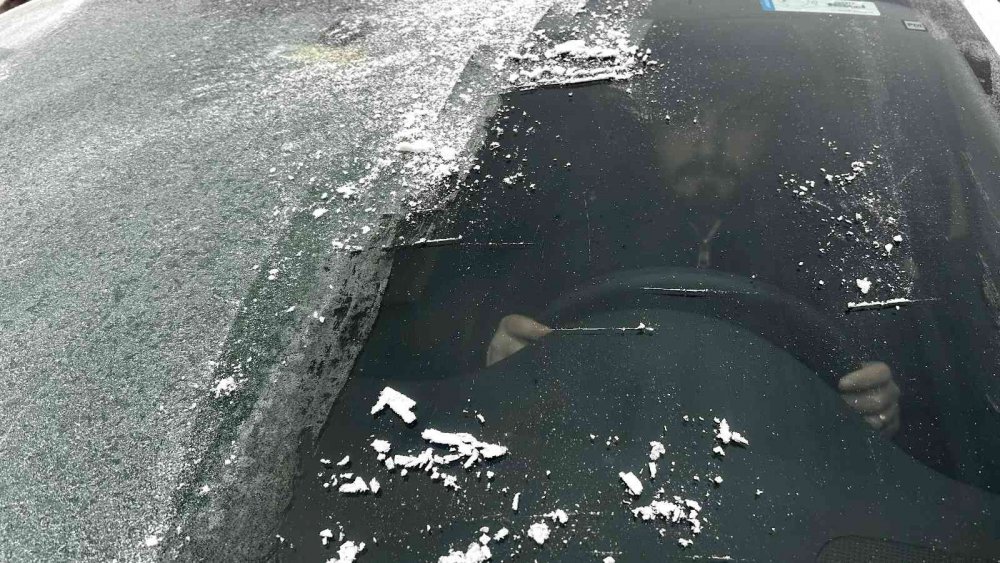 HAVA SICAKLIĞININ EKSİ 7'YE DÜŞTÜĞÜ ERZURUM'DA SOĞUK HAVA NEDENİYLE ARAÇ CAMLARI, CADDELER VE AĞAÇLAR, KIRAĞI İLE BUZ TUTTU