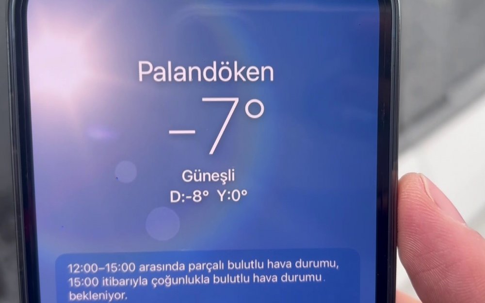HAVA SICAKLIĞININ EKSİ 7'YE DÜŞTÜĞÜ ERZURUM'DA SOĞUK HAVA NEDENİYLE ARAÇ CAMLARI, CADDELER VE AĞAÇLAR, KIRAĞI İLE BUZ TUTTU
