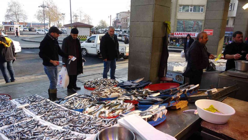 KARADENİZ'DE BUGÜNLERDE HAMSİ AVINDAKİ AZALMA TEZGÂHLARA OLUMSUZ YANSIRKEN, TRABZON'DA HAMSİNİN KİLOSU İLK KEZ 70 TL'Yİ GÖRDÜ