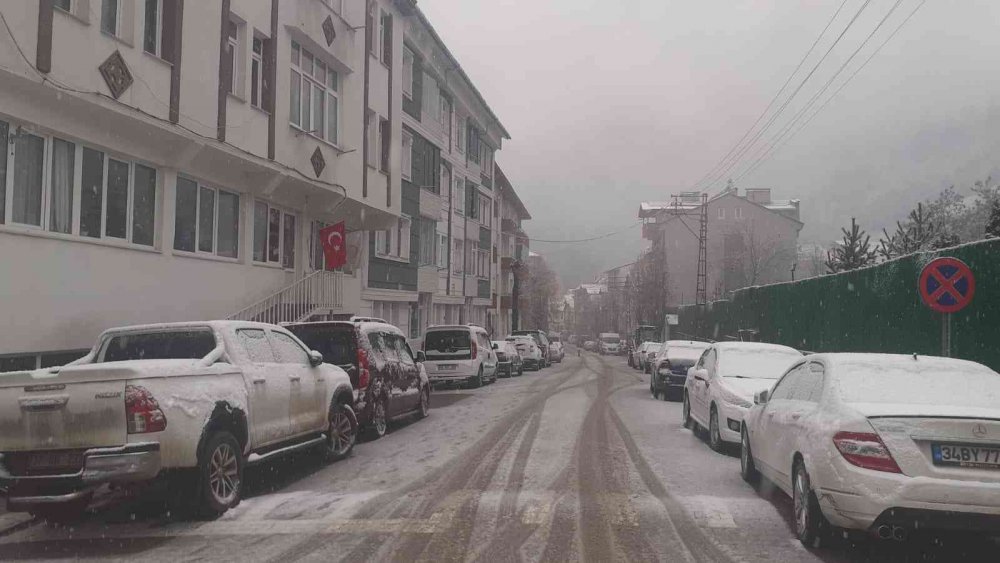 KASTAMONU'DA DÜN AKŞAM SAATLERİNDE BAŞLAYAN VE SABAH SAATLERİNDE ŞİDDETİNİ ARTTIRAN KAR YAĞIŞI SEBEBİYLE BAZI ARAÇLAR, YOLDA KALDI