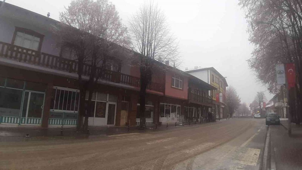 KASTAMONU'DA DÜN AKŞAM SAATLERİNDE BAŞLAYAN VE SABAH SAATLERİNDE ŞİDDETİNİ ARTTIRAN KAR YAĞIŞI SEBEBİYLE BAZI ARAÇLAR, YOLDA KALDI