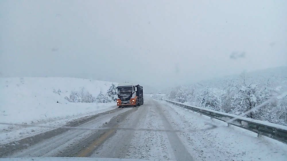 KASTAMONU'DA DÜN AKŞAM SAATLERİNDE BAŞLAYAN VE SABAH SAATLERİNDE ŞİDDETİNİ ARTTIRAN KAR YAĞIŞI SEBEBİYLE BAZI ARAÇLAR, YOLDA KALDI
