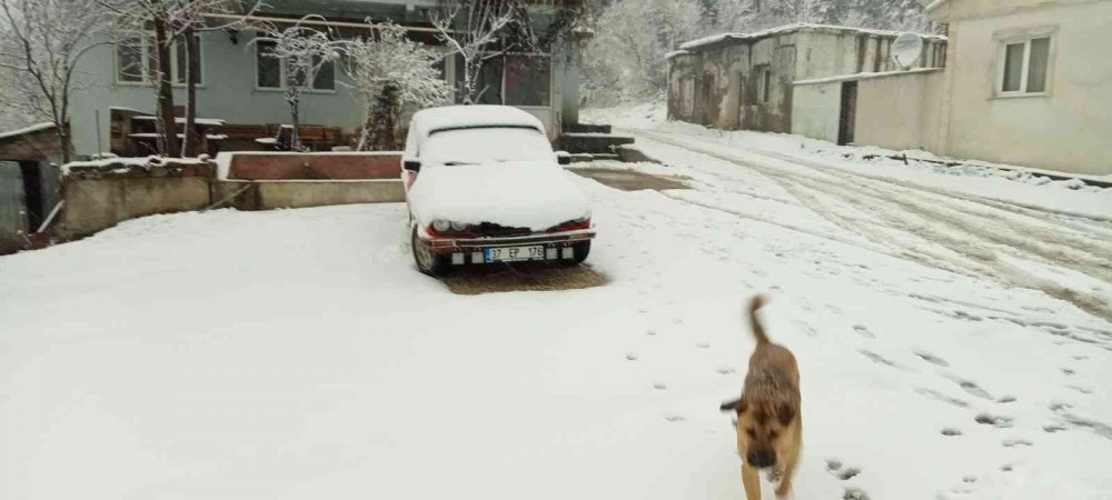 KASTAMONU'DA DÜN AKŞAM SAATLERİNDE BAŞLAYAN VE SABAH SAATLERİNDE ŞİDDETİNİ ARTTIRAN KAR YAĞIŞI SEBEBİYLE BAZI ARAÇLAR, YOLDA KALDI
