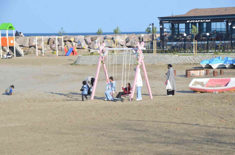 TÜRKİYE'NİN BİRÇOK BÖLGESİNDE KIŞ MEVSİMİ ETKİSİNİ SÜRDÜRÜYOR. ORDU'DA İSE GEÇEN HAFTA ETKİLİ OLAN SOĞUK HAVA, HAFTA SONUNDA YERİNİ YAZDAN KALMA GÜNLERE BIRAKTI. HAVA SICAKLIĞININ 16 DERECE OLARAK ÖLÇÜLDÜ