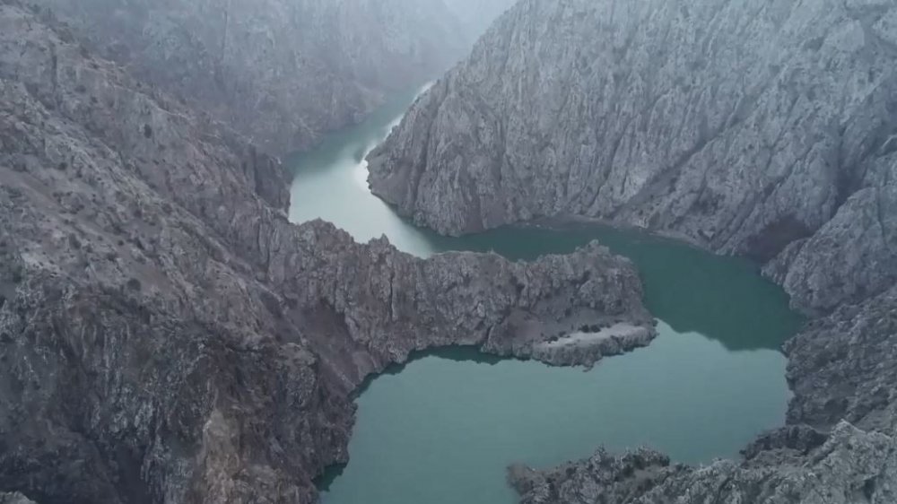 ARTVİN'DE SU TUTULMAYA BAŞLAYAN YUSUFELİ BARAJI VE HES'DE SULAR YÜKSELMEYE DEVAM EDİYOR. YUSUFELİ BARAJI’NDA DEPOLANAN SU MİKTARI 32,5 MİLYON METREKÜPE ULAŞTI