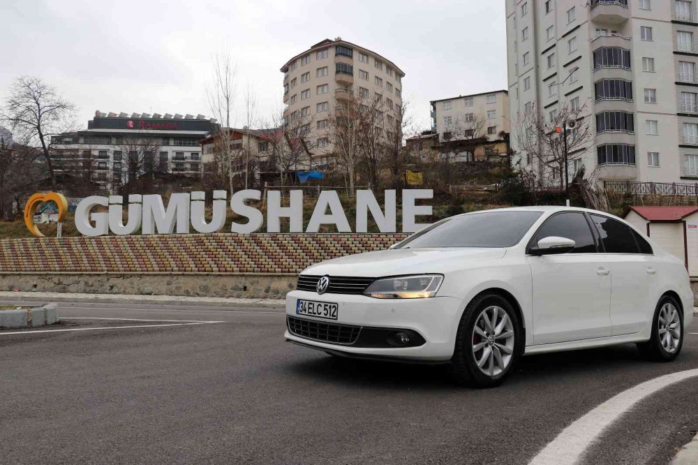 GÜMÜŞHANE'DE YAŞAYAN EMRAH BAL'IN ARACI CUMHURİYET CADDESİNDE PARK HALİNDE İKEN 750 KİLOMETRE UZAKLIKTAKİ ANKARA'DA 427 TL'LİK TRAFİK CEZASI YAZILDI