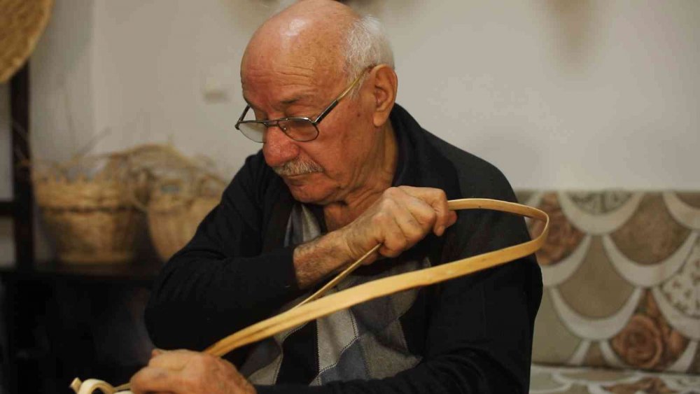 RİZE'NİN ÇAYELİ İLÇESİNDE YAŞAYAN 45 YILLIK SEPET USTASI BEKİR HERVENİK, UNUTULMAYA YÜZ TUTAN SANATINI YAŞATMAK İÇİN HALK EĞİTİM MERKEZLERİNDE KURS VERİYOR
