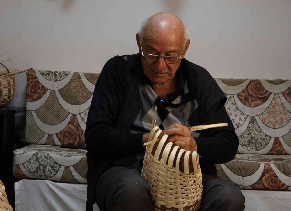 RİZE'NİN ÇAYELİ İLÇESİNDE YAŞAYAN 45 YILLIK SEPET USTASI BEKİR HERVENİK, UNUTULMAYA YÜZ TUTAN SANATINI YAŞATMAK İÇİN HALK EĞİTİM MERKEZLERİNDE KURS VERİYOR