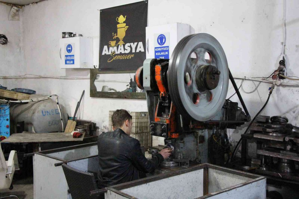 AMASYA'DA 1800'LÜ YILLARDAN BU YANA NEREDEYSE HER EVDE BULUNUP ÇAY DENİLDİĞİNDE AKLA GELEN ŞEY OLAN "AMASYA SEMAVERİ" COĞRAFİ İŞARETLE TESCİLLENDİ