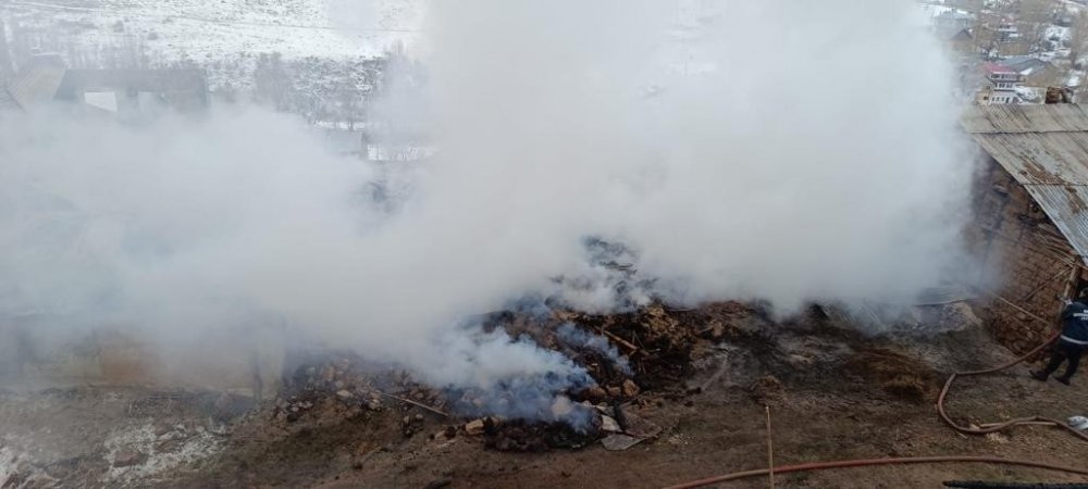 BAYBURT'TA MEYDANA GELEN İKİ AYRI YANGINDA 5 EV İLE 1 AHIRDA HASAR OLUŞTU. ARPALI BELDESİNDE BİR EVDE ÇIKAN YANGIN İTFAİYE EKİPLERİNCE SÖNDÜRÜLEN YANGINDA 3 EVDE HASAR OLUŞTU