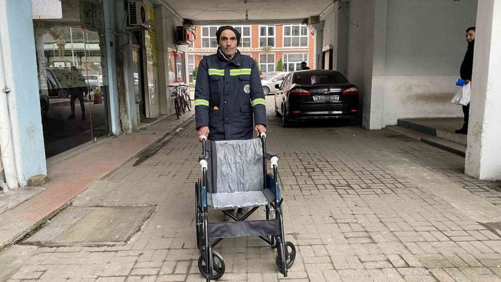ZONGULDAK'TA 13 YILDIR TEMİZLİK GÖREVLİSİ OLARAK GÖREV YAPAN 56 YAŞINDAKİ ABDURRAHMAN YILMAZ, PROMOSYON ÜCRETİYLE BİR ENGELLİ VATANDAŞA TEKERLEKLİ SANDALYE HEDİYE ETTİ