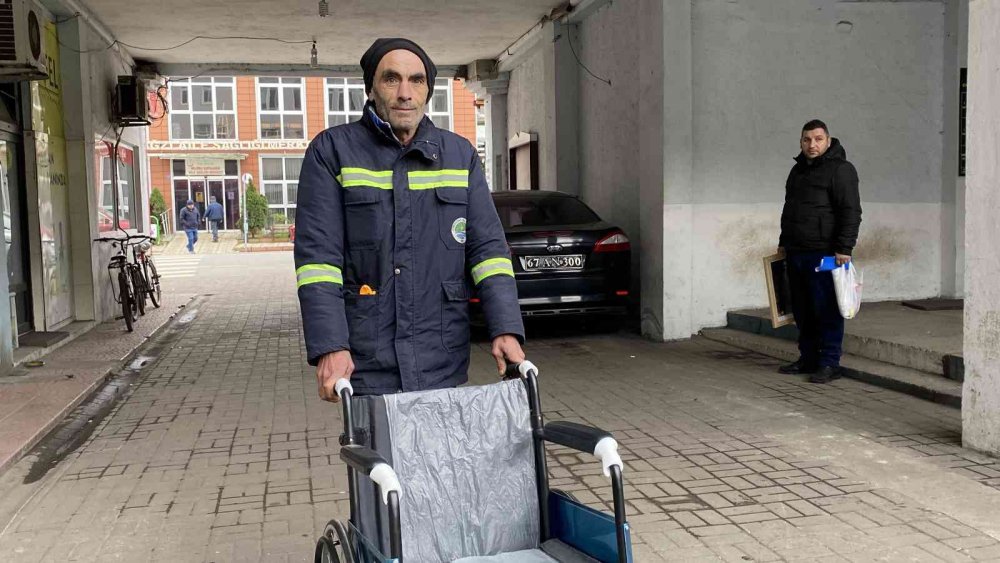 ZONGULDAK'TA 13 YILDIR TEMİZLİK GÖREVLİSİ OLARAK GÖREV YAPAN 56 YAŞINDAKİ ABDURRAHMAN YILMAZ, PROMOSYON ÜCRETİYLE BİR ENGELLİ VATANDAŞA TEKERLEKLİ SANDALYE HEDİYE ETTİ