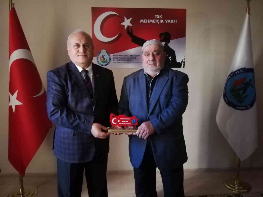 57 YILDIR ALMANYA" DA İŞÇİ OLARAK ÇALIŞAN ERZURUMLU GURBETÇİ İSMAİL HAKKI YAZICI TÜRK SİLAHLI KUVVETLERİ MEHMETÇİK VAKFINA NAKDÎ BAĞIŞTA BULUNDU. BAĞIŞÇIYA AY YILDIZLI TÜRKİYE HARİTASINI TAKDİM ETTİ