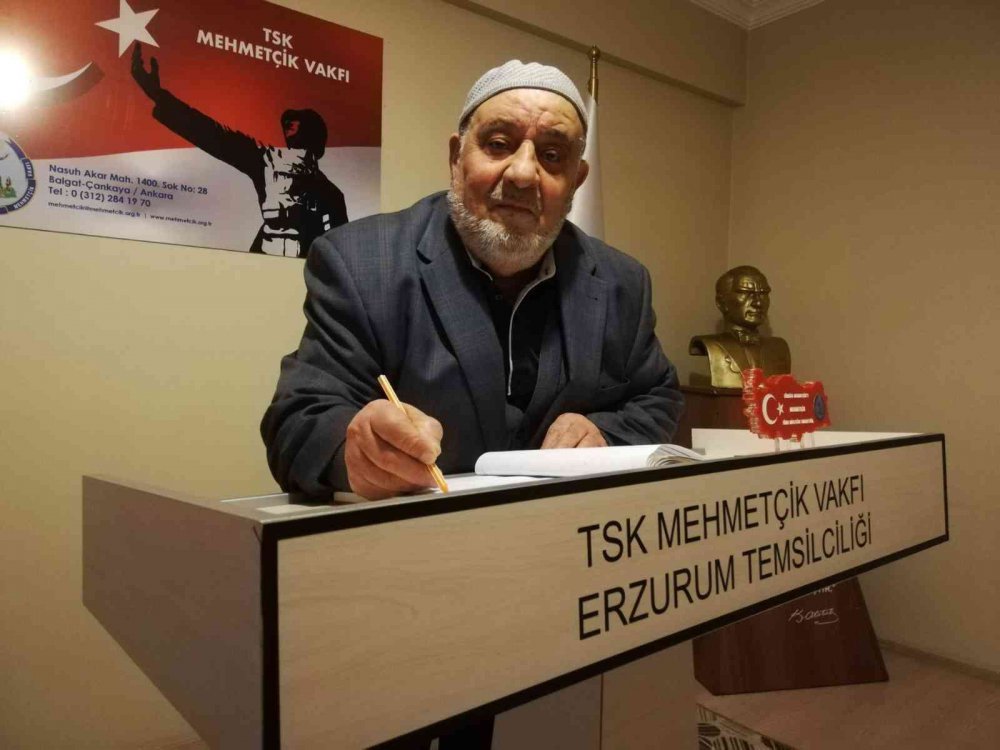 57 YILDIR ALMANYA" DA İŞÇİ OLARAK ÇALIŞAN ERZURUMLU GURBETÇİ İSMAİL HAKKI YAZICI TÜRK SİLAHLI KUVVETLERİ MEHMETÇİK VAKFINA NAKDÎ BAĞIŞTA BULUNDU. BAĞIŞÇIYA AY YILDIZLI TÜRKİYE HARİTASINI TAKDİM ETTİ