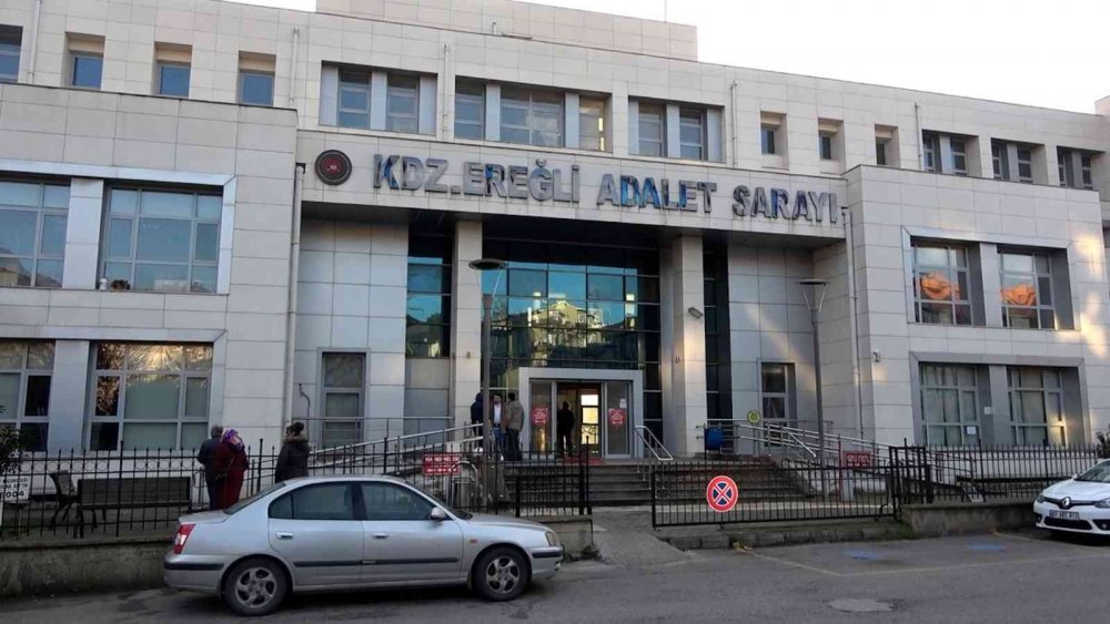 ZONGULDAK'IN EREĞLİ İLÇESİNDE SINIF ARKADAŞLARINI DARP EDİP KAMERAYA KAYDEDEN 4 ÖĞRENCİ SAVCILIK SORGUSUNUN ARDINDAN SERBEST BIRAKILDI