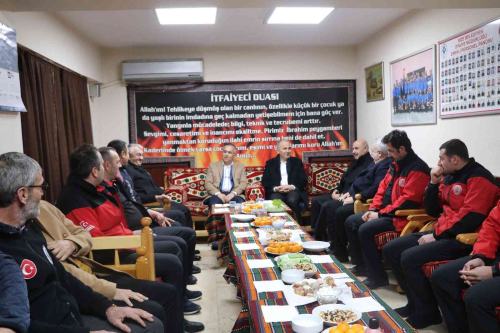 RİZE PROTOKOLÜ , YILBAŞI GECESİ DE MESAİLERİNE DEVAM EDEN KAMU GÖREVLİLERİNİ ZİYARET ETTİ