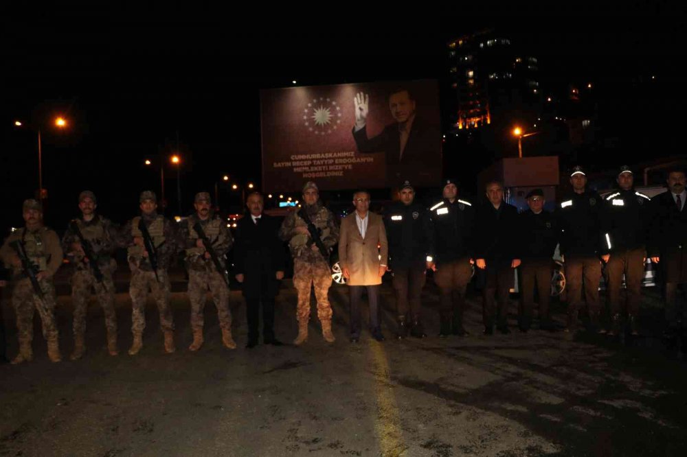 RİZE PROTOKOLÜ , YILBAŞI GECESİ DE MESAİLERİNE DEVAM EDEN KAMU GÖREVLİLERİNİ ZİYARET ETTİ