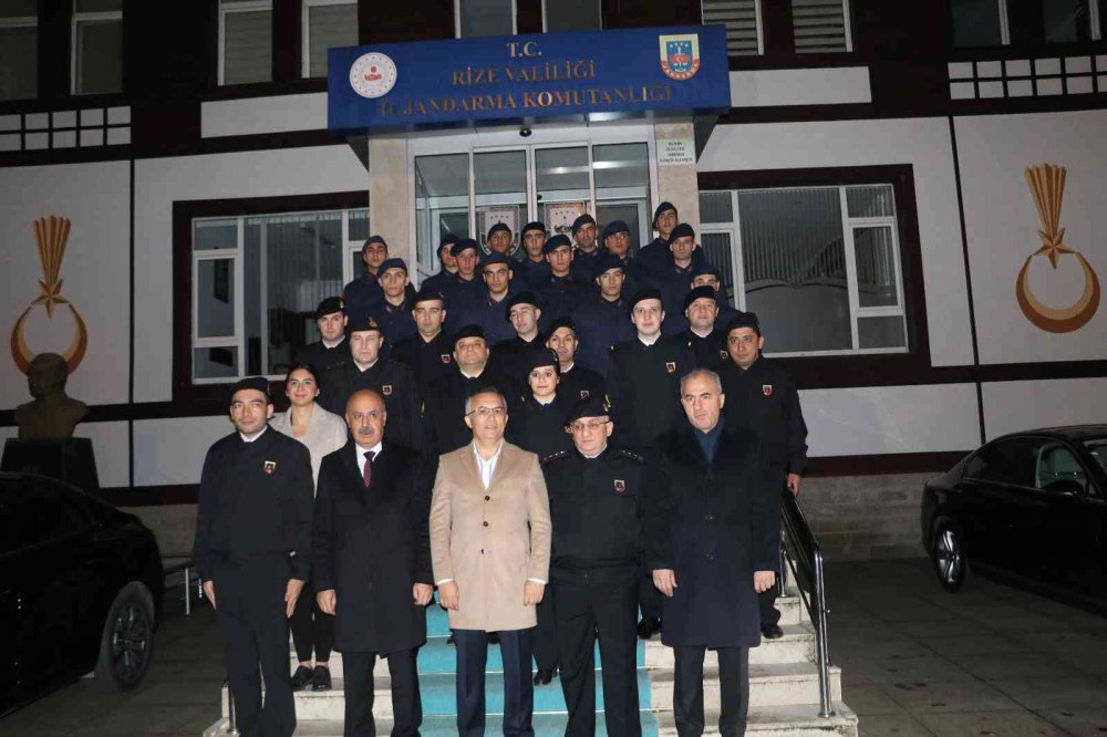 RİZE PROTOKOLÜ , YILBAŞI GECESİ DE MESAİLERİNE DEVAM EDEN KAMU GÖREVLİLERİNİ ZİYARET ETTİ
