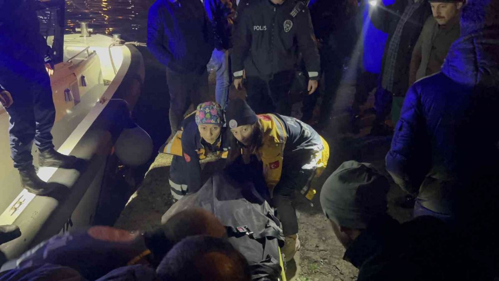 TRABZON'UN AKÇAABAT İLÇESİNDE BALIKÇI ŞEVKİ MARKAL  AKŞAM ÇIKTIĞI DENİZDE ATTIĞI AĞIN AYAĞINA DOLANMASI SONUCU DENİZE DÜŞEREK HAYATINI KAYBETTİ