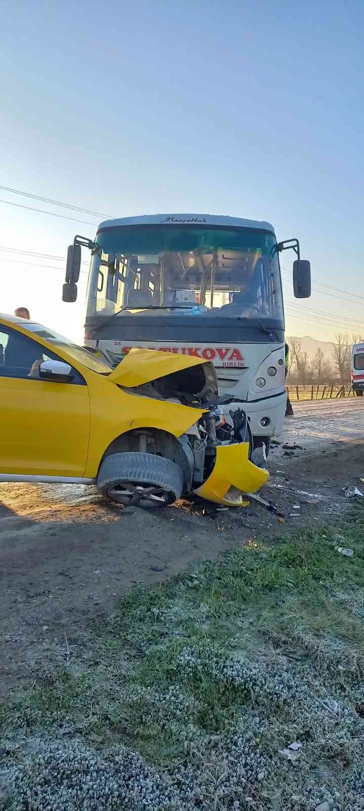 ZONGULDAK'IN ÇAYCUMA İLÇESİNDE ÖĞRENCİ SERVİSİ İLE TİCARİ TAKSİNİN KAFA KAFAYA ÇARPIŞTIĞI KAZADA YARALANAN 8 KİŞİ HASTANEYE KALDIRILDI