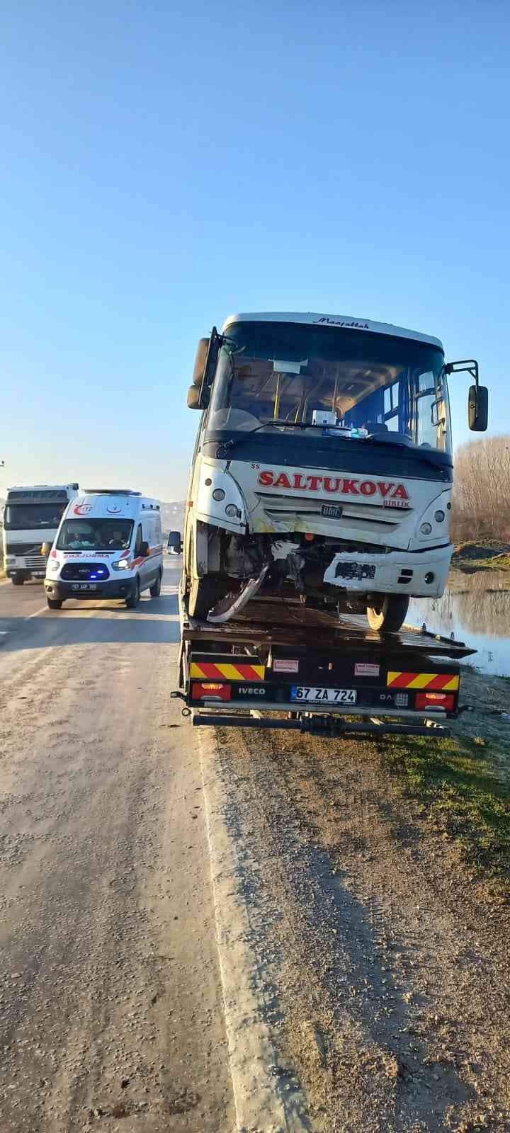 ZONGULDAK'IN ÇAYCUMA İLÇESİNDE ÖĞRENCİ SERVİSİ İLE TİCARİ TAKSİNİN KAFA KAFAYA ÇARPIŞTIĞI KAZADA YARALANAN 8 KİŞİ HASTANEYE KALDIRILDI
